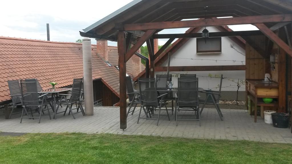 Sklep U Veselych Apartment Mutěnice Екстериор снимка