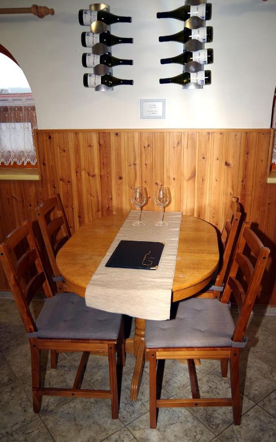 Sklep U Veselych Apartment Mutěnice Екстериор снимка